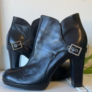 Vera Wang Black leather booties